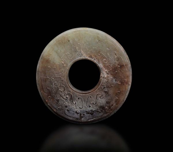 Piccolo disco Bi in giada con decoro a rilievo, Cina, Dinastia Song (960-1279)