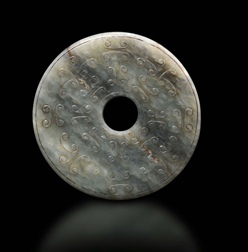 Piccolo disco Bi in giada con decoro a rilievo, Cina, Dinastia Song (960-1279)  - Asta Fine Chinese Works of Art - Cambi Casa d'Aste