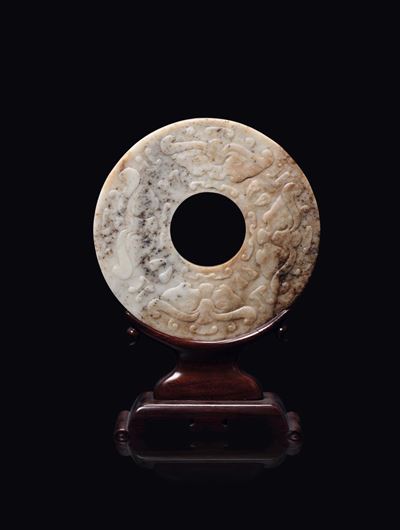Grande Disco Pi in Giada con Decoro a Rilievo D'ispirazione Arcaica, Cina, Dinastia Ming, XVII Se...
