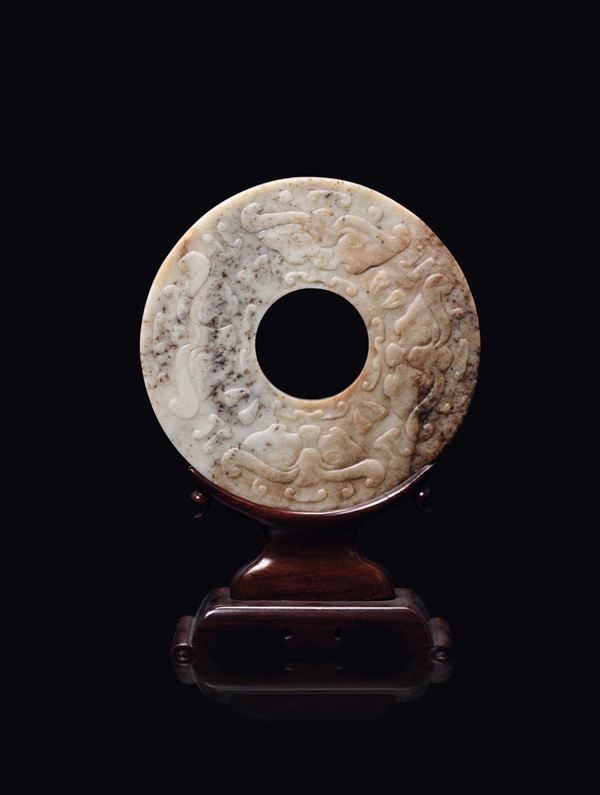 Grande disco Pi in giada con decoro a rilievo d'ispirazione arcaica, Cina, Dinastia Ming, XVII secolo