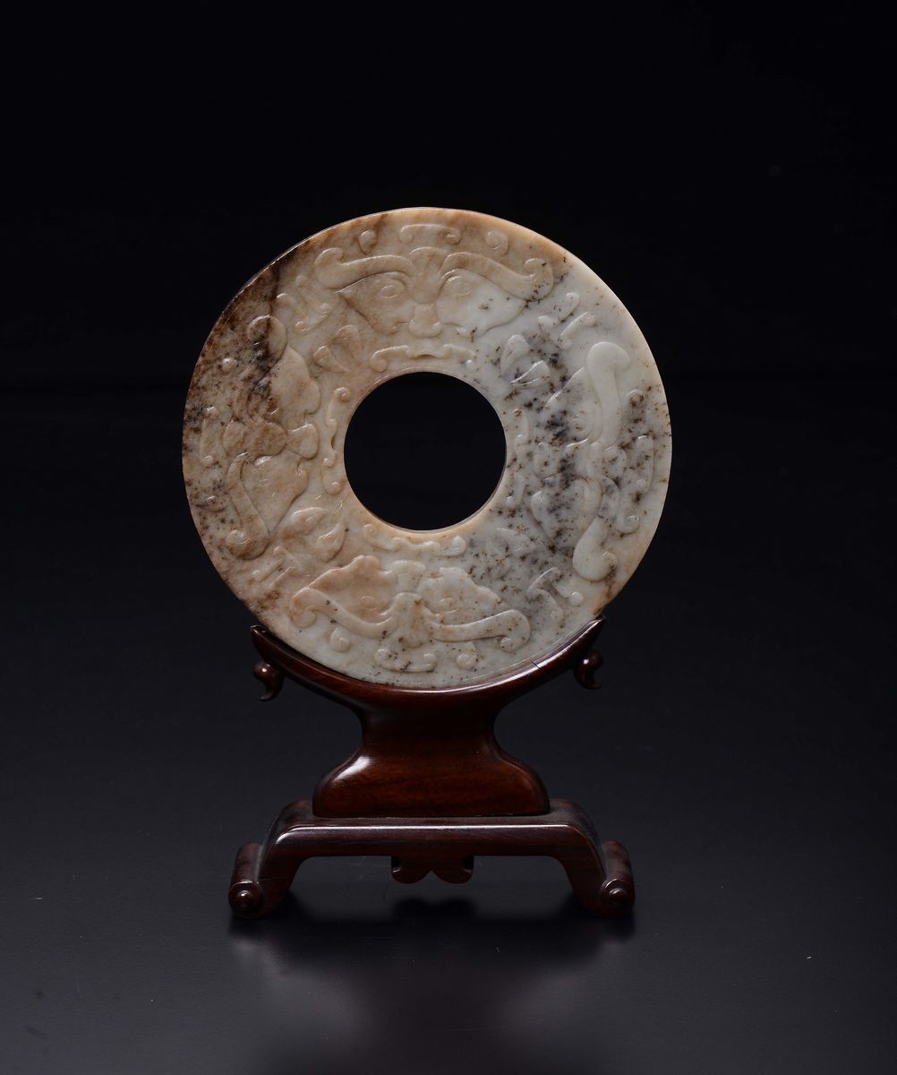 Grande Disco Pi in Giada con Decoro a Rilievo D'ispirazione Arcaica, Cina, Dinastia Ming, XVII Se...