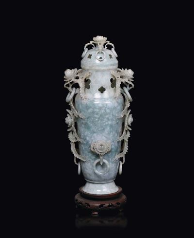 Grande Vaso in Giadeite con Coperchio e Manici Ad Anelli con Boccioli a Rilievo, Cina, Dinastia Q...