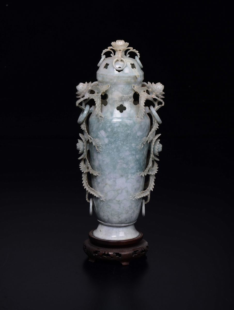 Grande Vaso in Giadeite con Coperchio e Manici Ad Anelli con Boccioli a Rilievo, Cina, Dinastia Q...