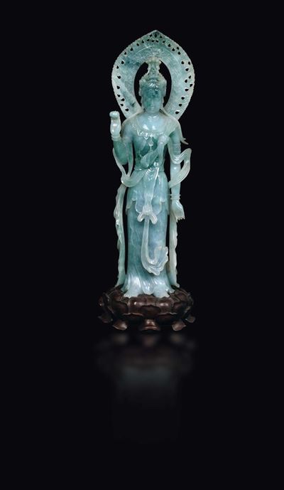 Grande Figura di Divinità Incoronata con Aura Scolpita in Giadeite, Cina, Inizio XX Secolo
