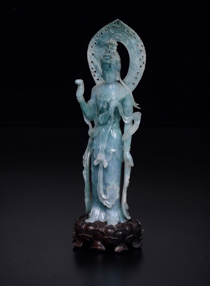 Grande Figura di Divinità Incoronata con Aura Scolpita in Giadeite, Cina, Inizio XX Secolo