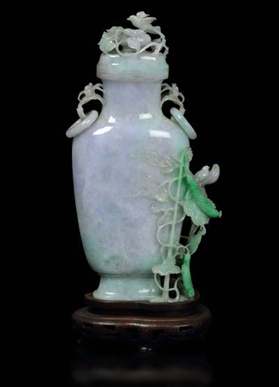 Vaso in Giadeite e Sfumature Verde Mela con Coperchio e Manici Ad Anelli con Decoro di Uccellini ...