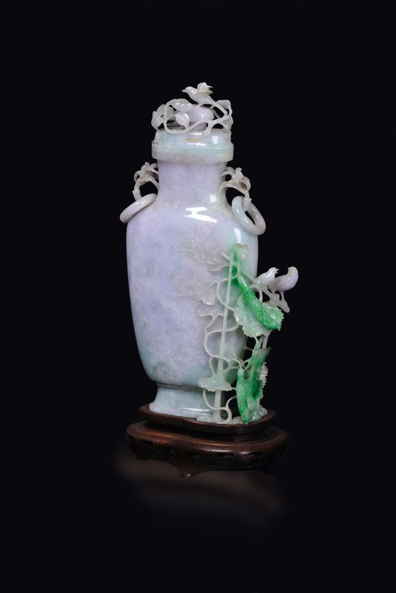Vaso in Giadeite e Sfumature Verde Mela con Coperchio e Manici Ad Anelli con Decoro di Uccellini ...