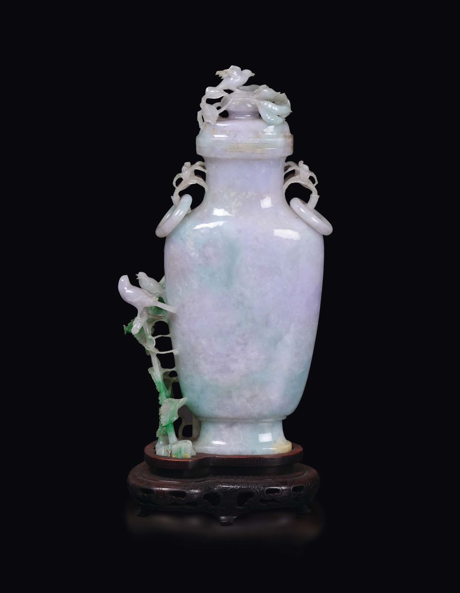 Vaso in Giadeite e Sfumature Verde Mela con Coperchio e Manici Ad Anelli con Decoro di Uccellini ...