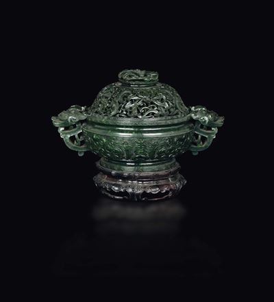 Coppa in Giada Spinacio con Coperchio Traforato e Decoro D’ispirazione Arcaica, Cina, Dinastia Qi...