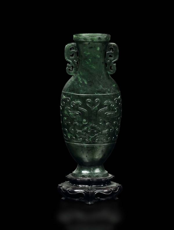 Vasetto scolpito in giada spinacio con decoro a rilievo d'ispirazione arcaica, Cina, Dinastia Qing, epoca Qinalong (1736-1795)