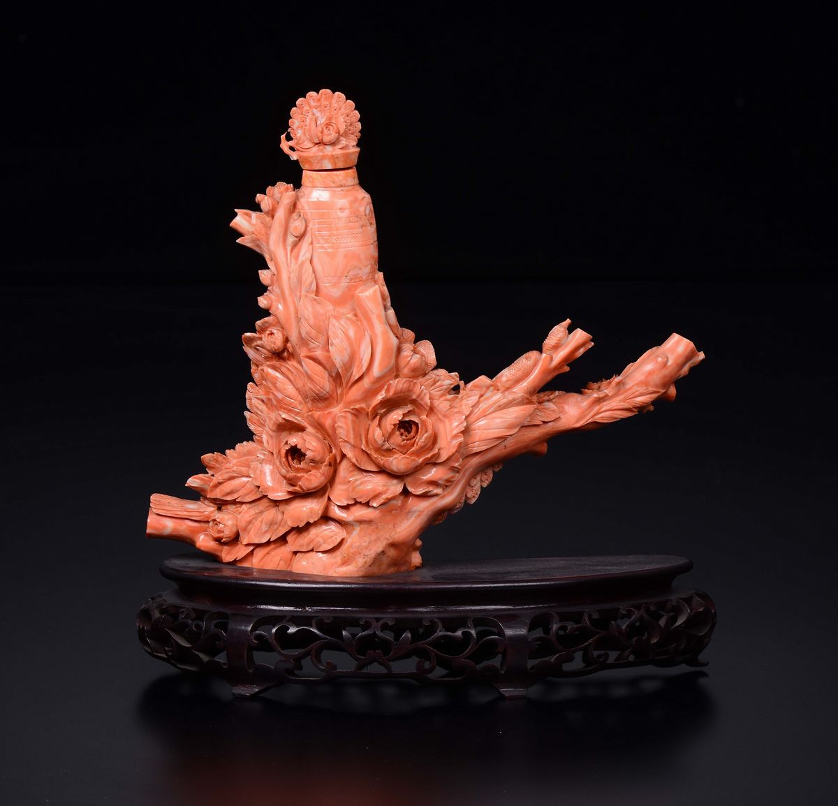 Gruppo Scolpito in Corallo Raffigurante Pavoni con Vaso, Cina, Inizio XX Secolo