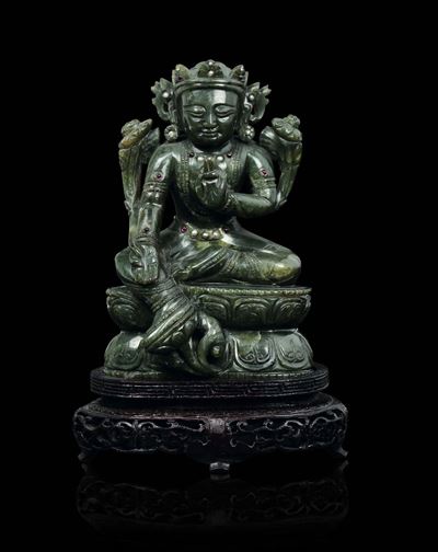 Figura di Buddha Seduto su Fiore di Loto in Giada Spinacio con Innesti di Pietre Dure, Cina, Dina...