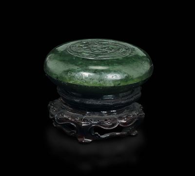 Scatolina con Coperchio Scolpita in Giada Spinacio, Cina, Dinastia Qing, Epoca Qinalong (1736-179...