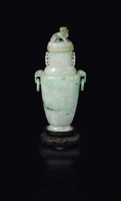 Vaso in Giadeite a Decoro Naturalistico con Coperchio Sormontato da Cane di Pho, Cina, Inizio XX ...