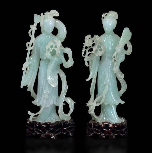 Due figure di Guanyin scolpite in giadeite una con ventaglio ed una con stendardo, Cina, inizio XX secolo