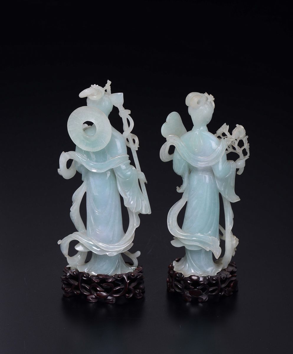 Due Figure di Guanyin Scolpite in Giadeite una con Ventaglio ed una con Stendardo, Cina, Inizio X...