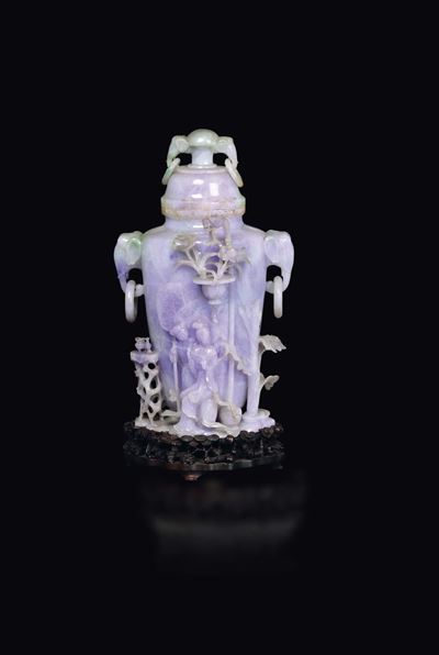 Grande Vaso in Giadeite con Sfumature Lavanda Raffigurante Guanyin con Fanciulla ed Anse a Guisa ...