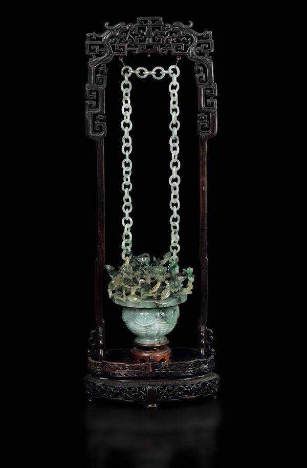 Cestino in giadeite con decoro di foglie e cicale a rilievo con catena ad anelli sorretta da stand in legno, Cina, inizio XX secolo