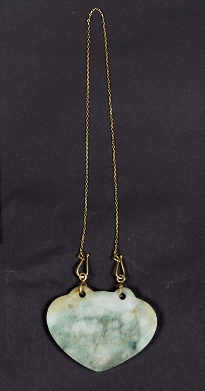 Pendente in Giadeite e Russet con Incisi Fiori ed Ideogramma Montata con Catena D'oro, Cina, XX S...