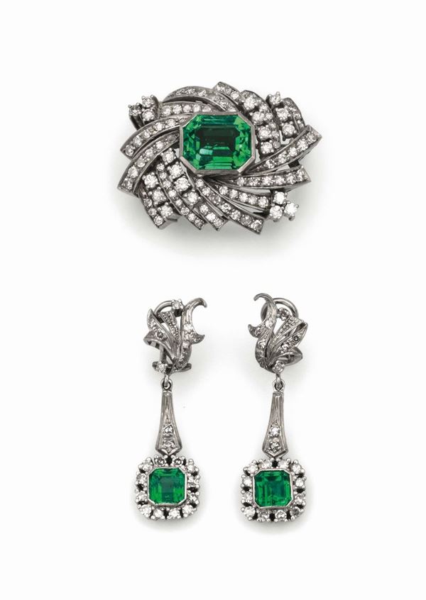 Parure composta da spilla/pendente ed orecchini pendenti con diamanti e smeraldi Colombia