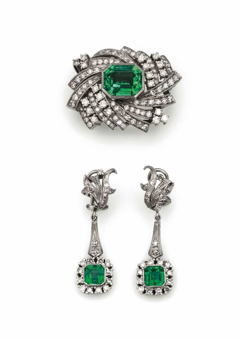 Suit consisting of a brooch/pendant and a pair of earrings with diamond and Colombian emerald set in white gold  - Auction Fine Jewels - Cambi Casa d'Aste