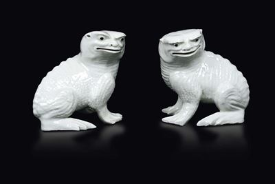 Coppia di Animali Fantastici in Porcellana Blanc De Chine Dehua, Cina, Dinastia Qing, XVIII Secol...