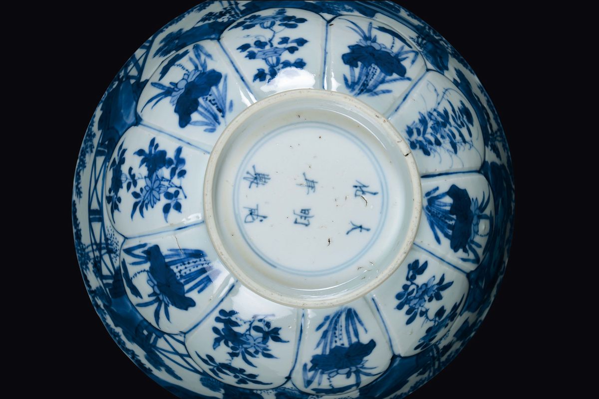 Bowl in Porcellana Bianca e Blu con Raffigurazione di Uomini che Giocano, Cina, Dinastia Qing, Ep...