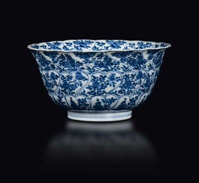 Bowl in Porcellana Bianca e Blu a Decoro Floreale Concatenato, Cina, Dinastia Qing, Epoca Kangxi ...