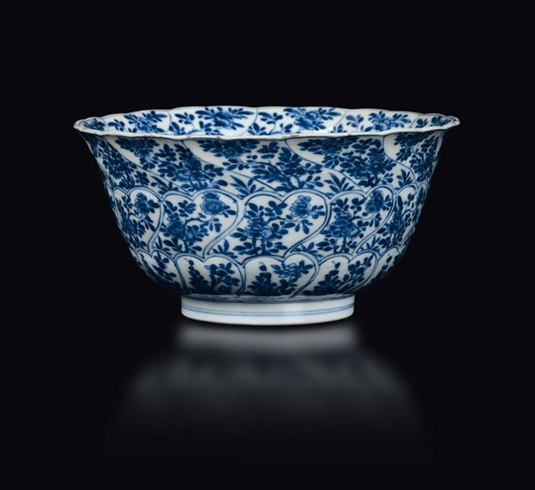 Bowl in porcellana bianca e blu a decoro floreale concatenato, Cina, Dinastia Qing, epoca Kangxi (1662-1722)