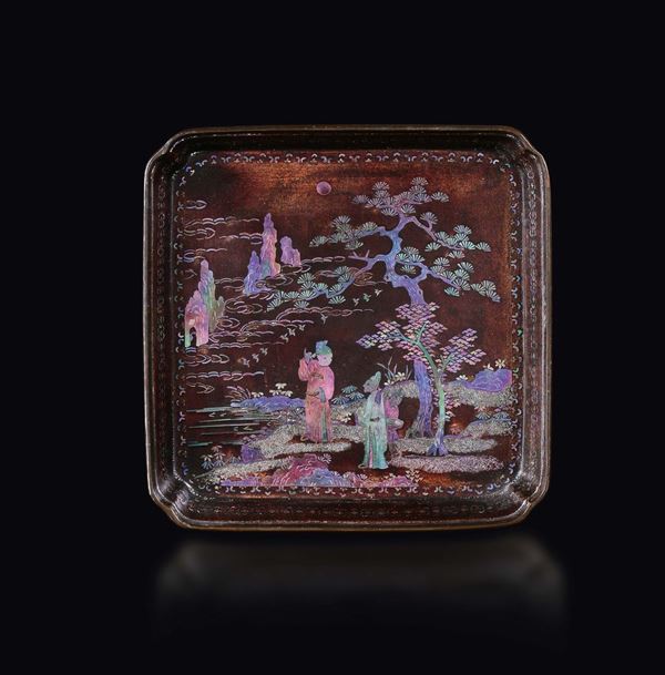 Piattino in lacca burgauté e madreperla con figure di dignitari entro paesaggio, Cina, Dinastia Qing, XVIII secolo