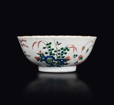 Bowl in Porcellana a Smalti Policromi con Decoro Naturalistico, Cina, Dinastia Qing, Epoca Kangxi...