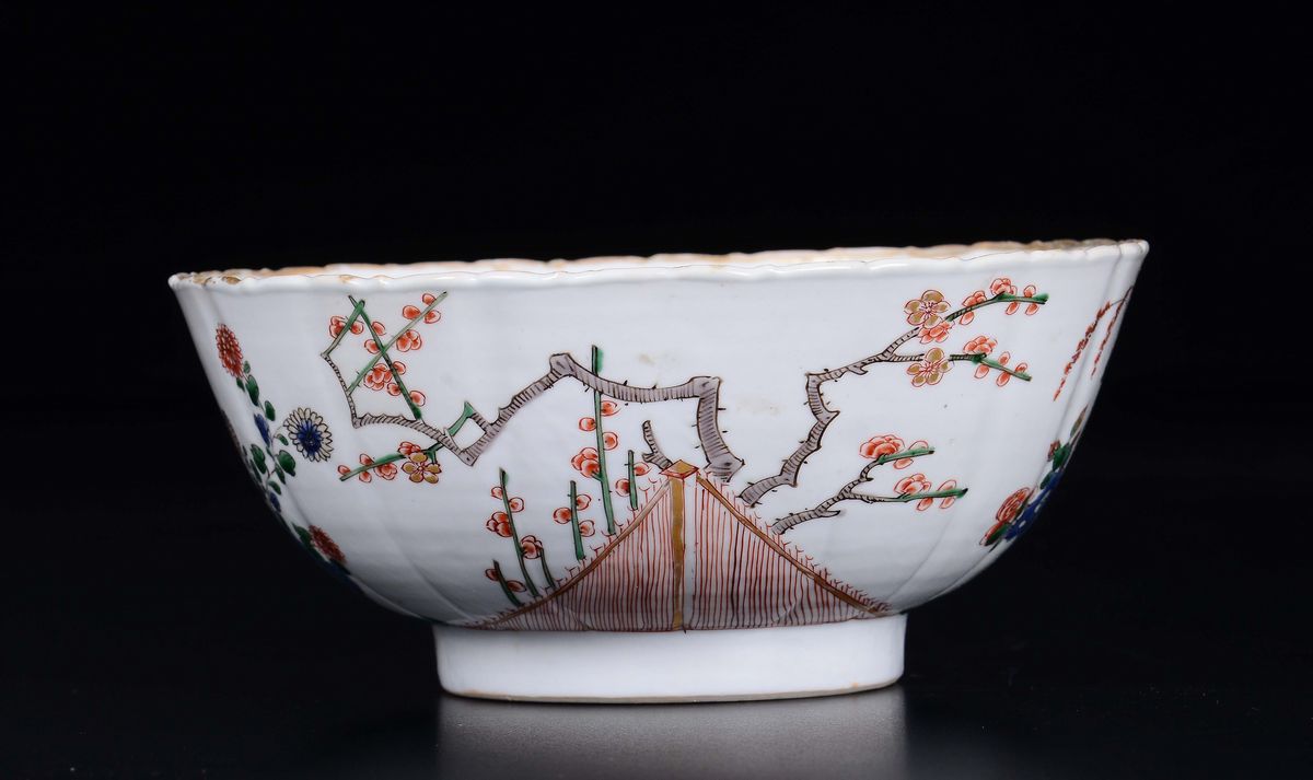 Bowl in Porcellana a Smalti Policromi con Decoro Naturalistico, Cina, Dinastia Qing, Epoca Kangxi...
