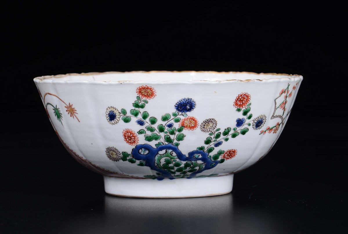 Bowl in Porcellana a Smalti Policromi con Decoro Naturalistico, Cina, Dinastia Qing, Epoca Kangxi...