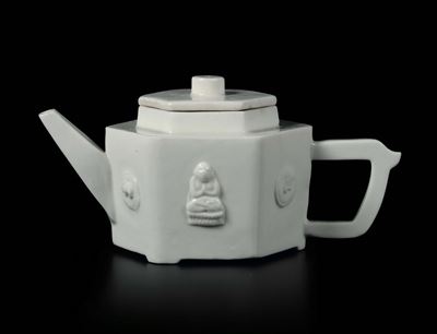 Teiera Esagonale in Porcellana Blanc De Chine Dehua con Simboli Buddisti a Rilievo sui Lati, Cina...
