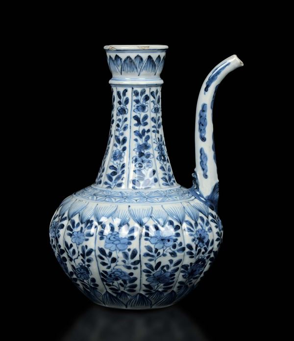 Brocca in porcellana bianca e blu a decoro floreale, Cina, Dinastia Qing, epoca Kangxi (1662-1722)