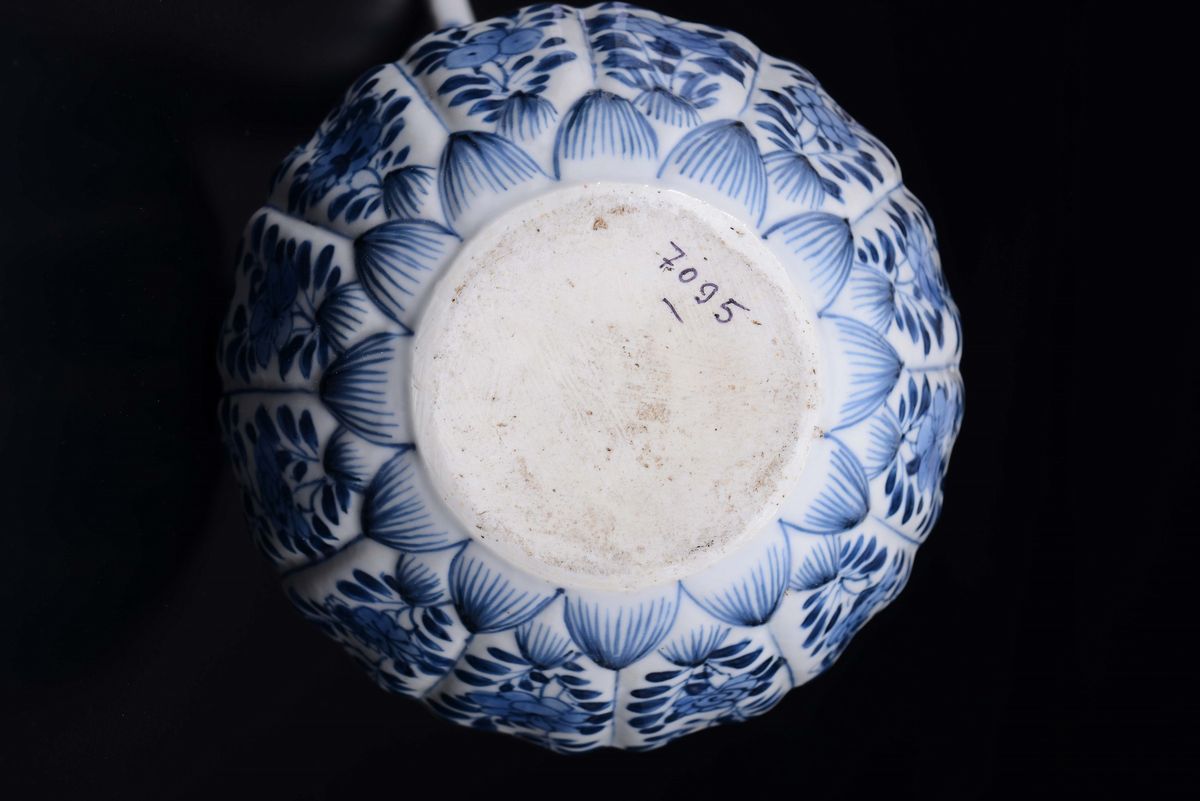 Brocca in Porcellana Bianca e Blu a Decoro Floreale, Cina, Dinastia Qing, Epoca Kangxi (1662-1722...
