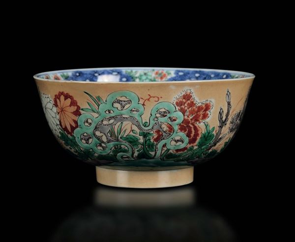 A polychrome enamelled yellow-ground porcelain bowl with naturalistic decoration, China, Qing Dynasty, Kangxi Period (1662-1722)