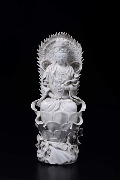 Divinità con Ruyi ed Aura Seduta su Fiore di Loto in Porcellana Blanc De Chine Dehua, Cina, XX Se...