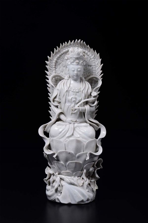 Divinità con ruyi ed aura seduta su fiore di loto in porcellana Blanc de Chine Dehua, Cina, XX secolo