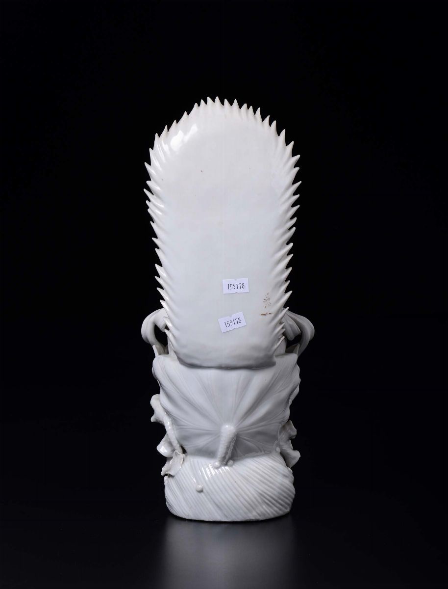 Divinità con Ruyi ed Aura Seduta su Fiore di Loto in Porcellana Blanc De Chine Dehua, Cina, XX Se...