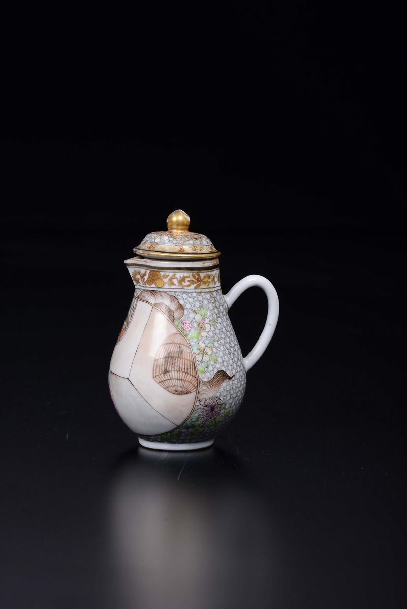 Piccola Teiera in Porcellana a Smalti Policromi con Immagine di Guanyin e Fanciullo, Cina, Dinast...