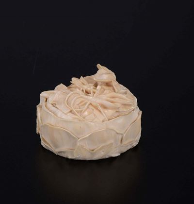 Piccola Scatola in Avorio con Coperchio con Fiori e Due Insetti a Rilievo, Cina, Dinastia Qing, X...