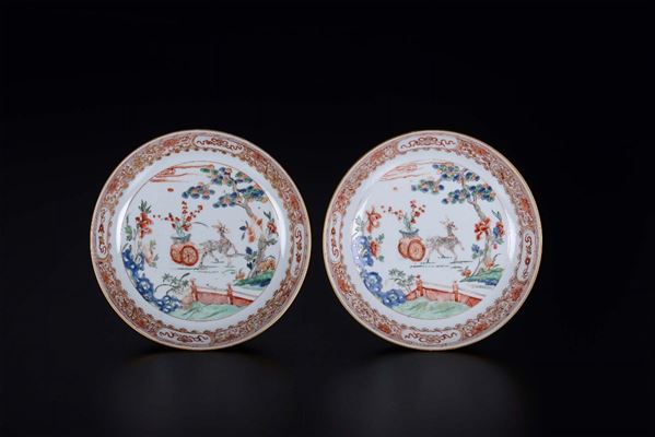 Coppia di piatti in porcellana a smalti policromi con raffigurazione di carretto trainato da cerbiatto, Cina, Dinastia Qing, epoca Kangxi (1662-1722)