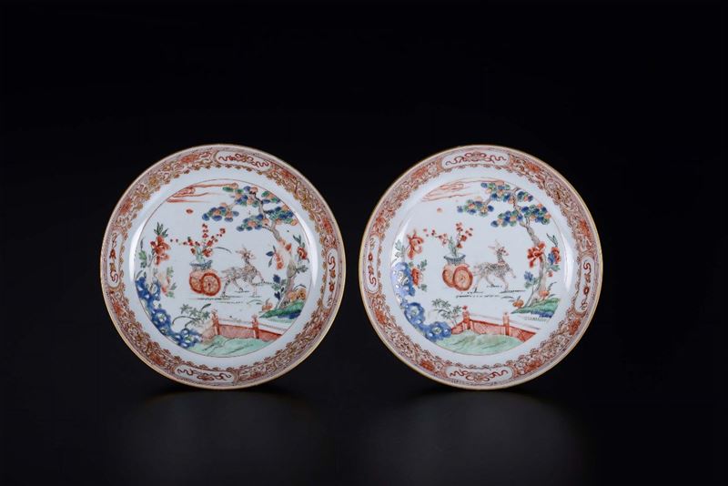 Coppia di piatti in porcellana a smalti policromi con raffigurazione di carretto trainato da cerbiatto, Cina, Dinastia Qing, epoca Kangxi (1662-1722)  - Asta Fine Chinese Works of Art - Cambi Casa d'Aste