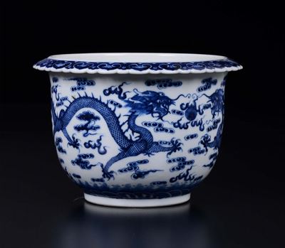 Giardiniera in Porcellana Bianca e Blu con Decoro di Dragoni, Cina, Dinastia Qing, Fine XIX Secol...