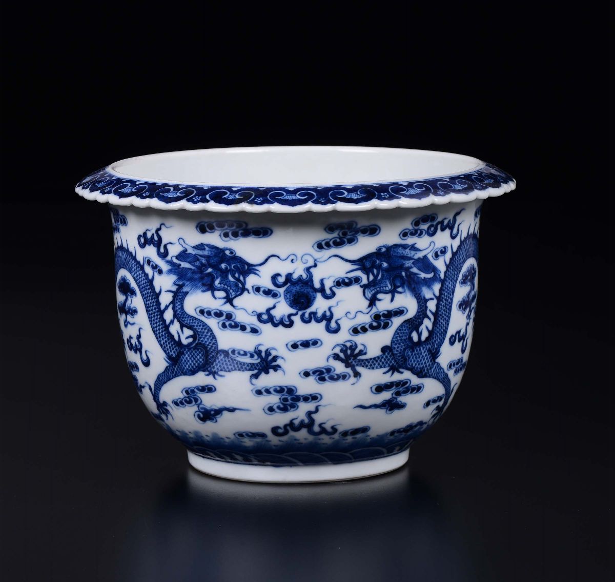 Giardiniera in Porcellana Bianca e Blu con Decoro di Dragoni, Cina, Dinastia Qing, Fine XIX Secol...