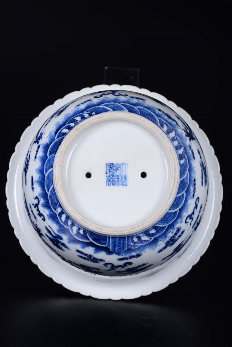 Giardiniera in Porcellana Bianca e Blu con Decoro di Dragoni, Cina, Dinastia Qing, Fine XIX Secol...