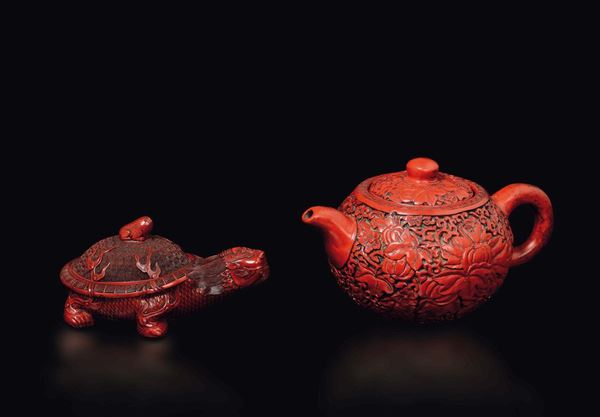 Una teiera in terracotta Yixing e lacca rossa ed una scatola a guisa di tartaruga in lacca rossa con marchio Qianlong, Cina, XX secolo