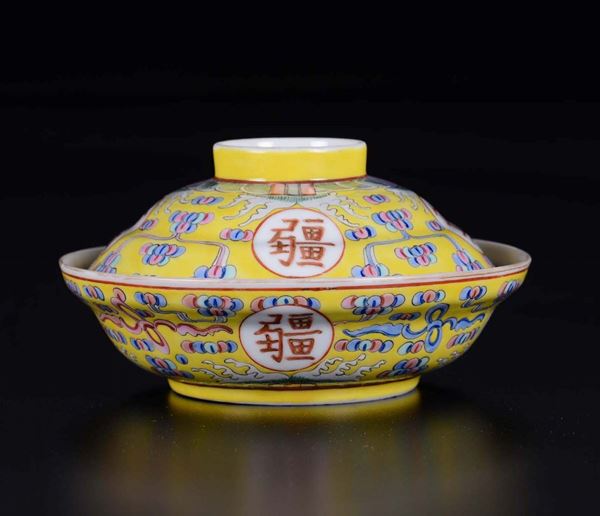 Ciotola con coperchio in porcellana a fondo giallo con ideogrammi, Cina, inizio XX secolo