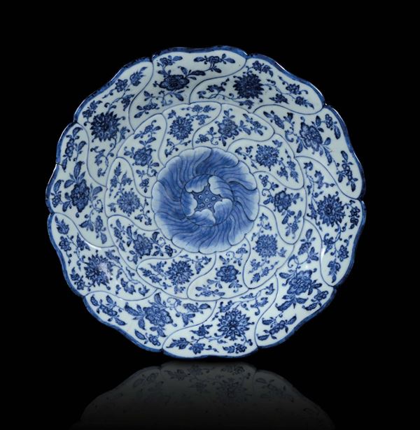 Piatto in porcellana bianca e blu a decoro floreale d’ispirazione Ming, Cina, Dinastia Qing, XVIII secolo